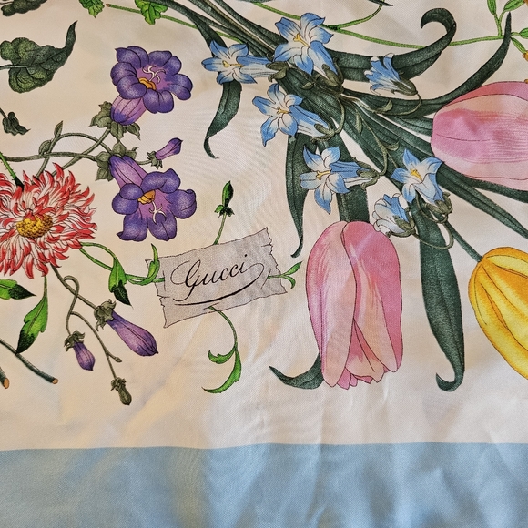 💙 Gucci Floral Scarf 💙 - Picture 5 of 10